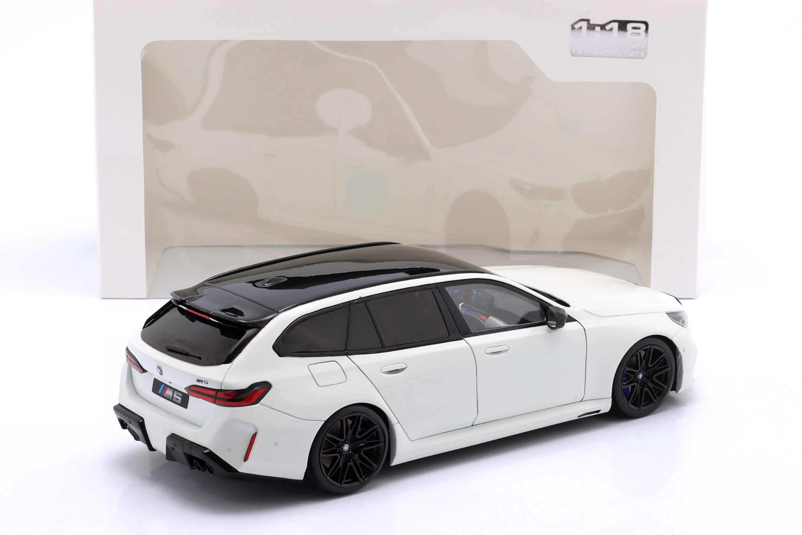 BMW M5 Touring (G99) 2025 Alpine White - obrazek 2