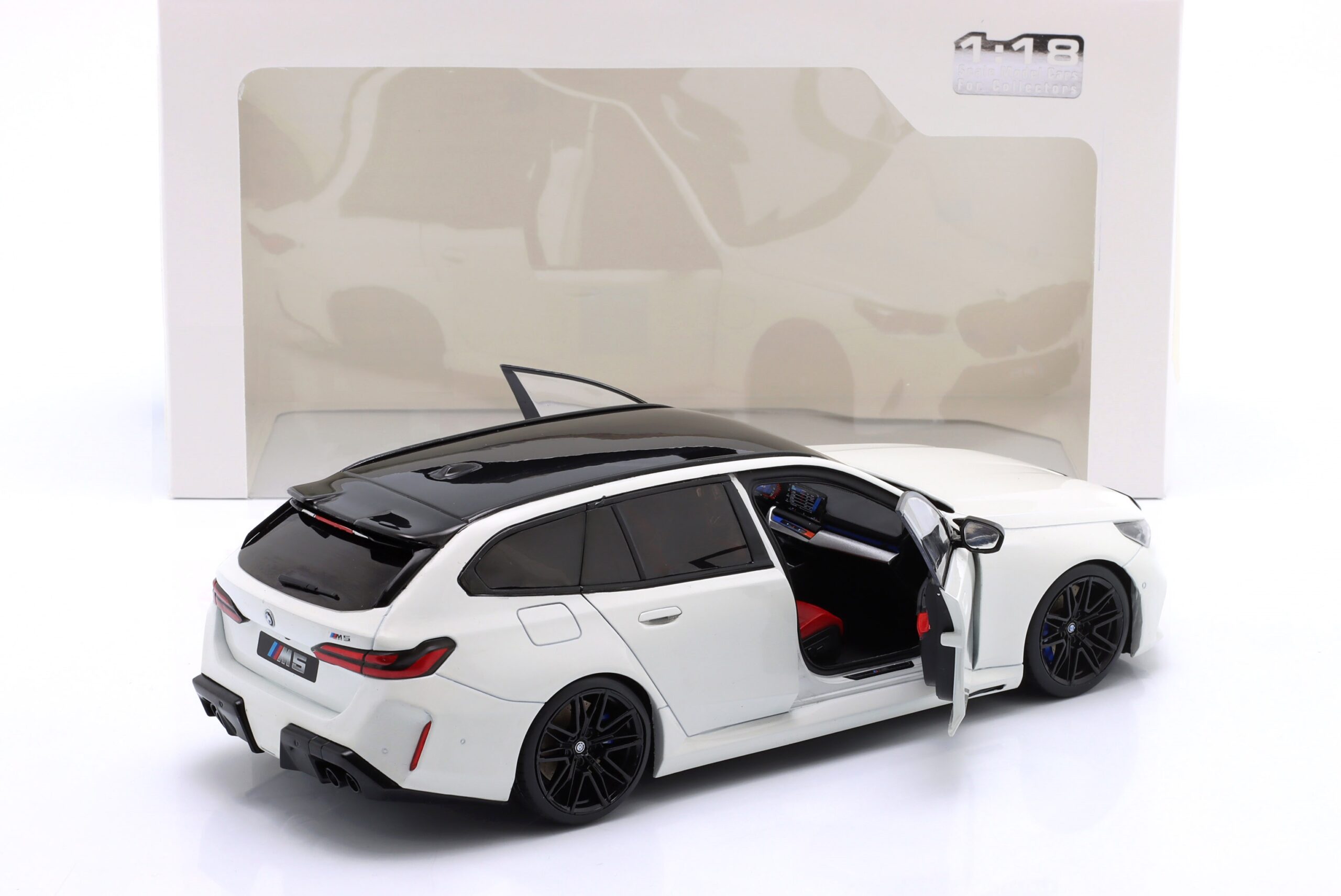 BMW M5 Touring (G99) 2025 Alpine White - obrazek 4