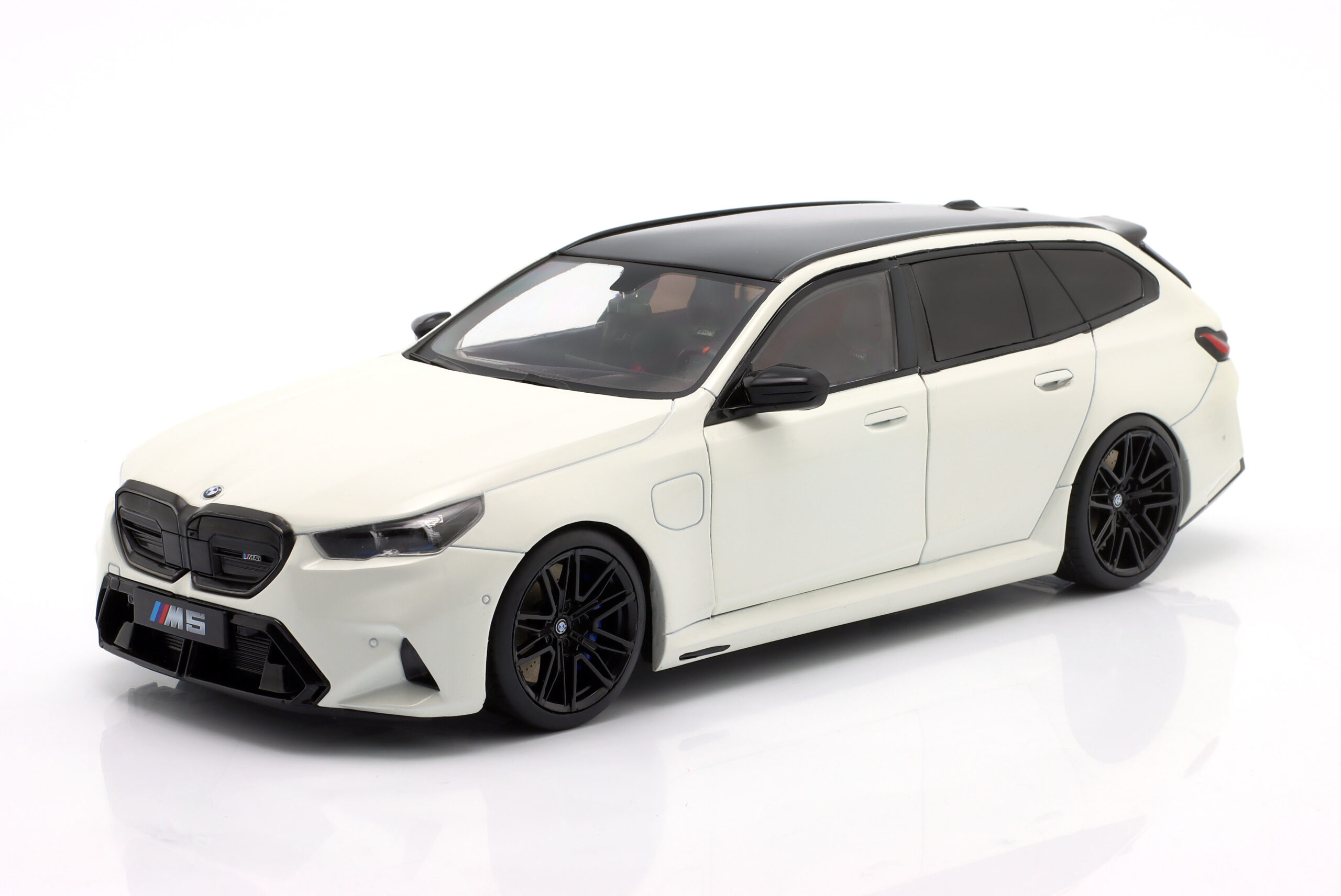 BMW M5 Touring (G99) 2025 Alpine White - obrazek 5