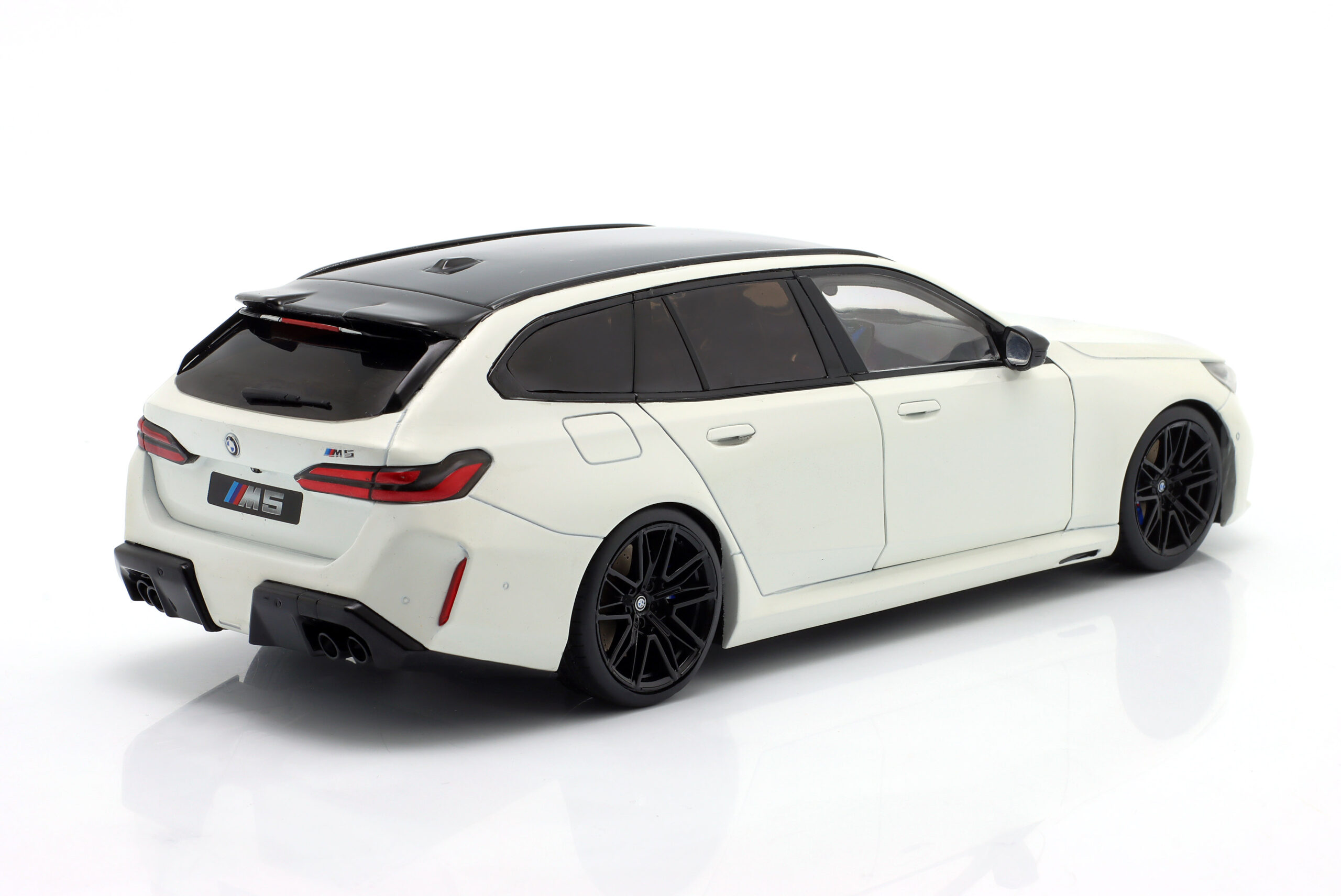 BMW M5 Touring (G99) 2025 Alpine White - obrazek 6