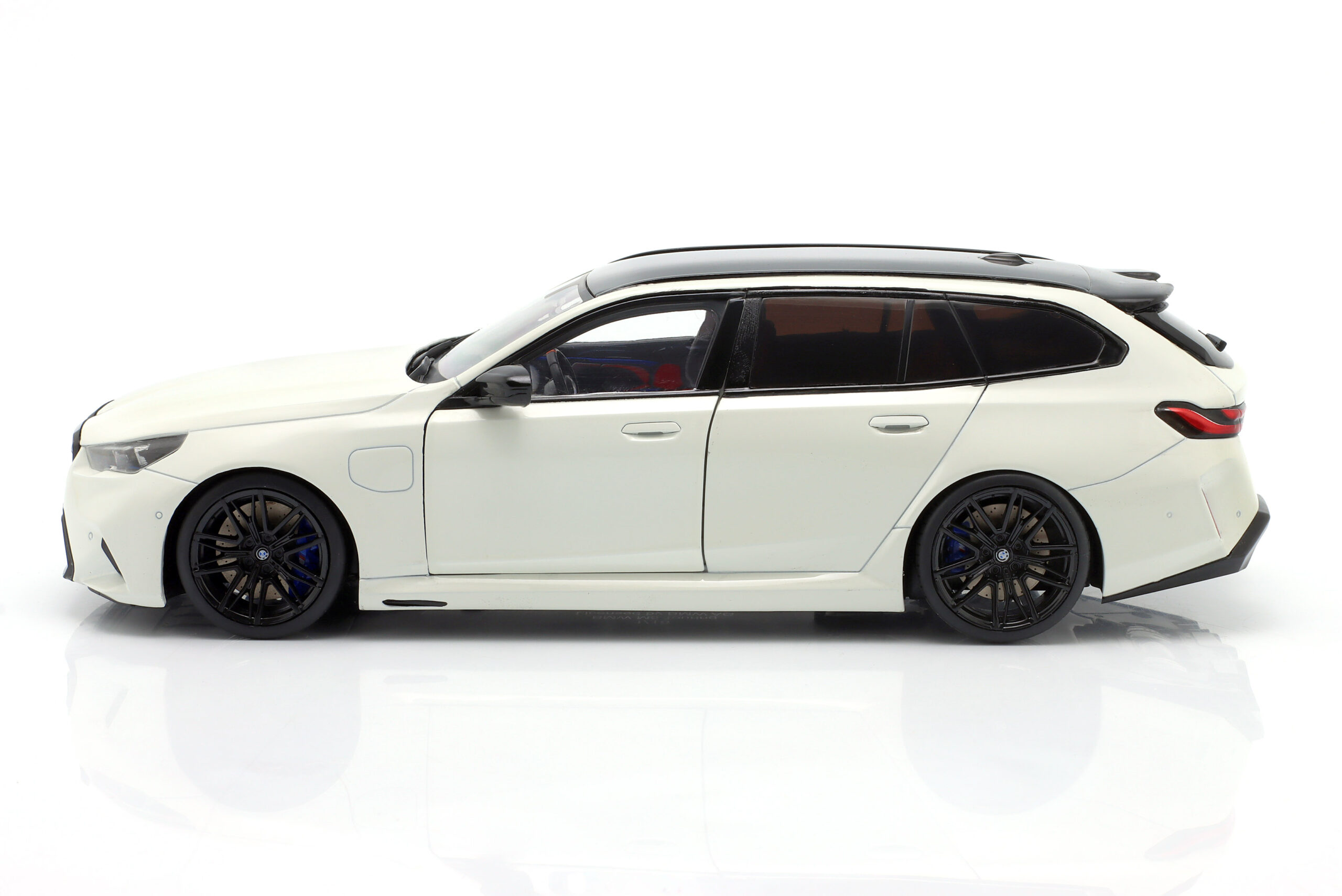 BMW M5 Touring (G99) 2025 Alpine White - obrazek 7